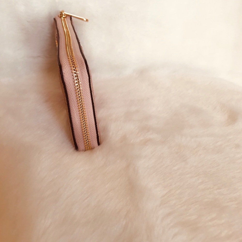 Michael Kors Jet Set Travel LG Three QTR Zip - Picture 3 of 6